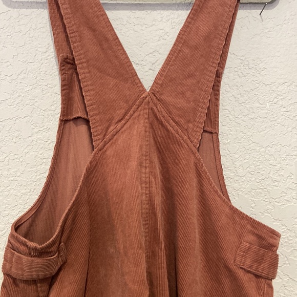 Dresses - Picture 4 of 9